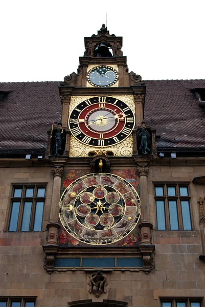 有钟表的又老又漂亮的市政厅 — 图库照片