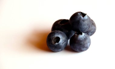 Beyaz arkaplanlı taze yaban mersini.