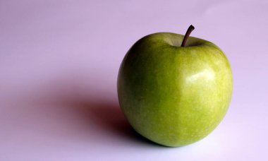 Beyaz arkaplanda damla ile yeşil elma.