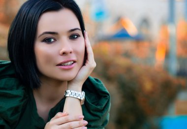 Doğanın yeşil arka planında güzel bir kadın portresi. Makyajsız doğal güzellik.