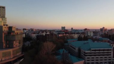 Nehirde gün batımı. Akşam Metropolü