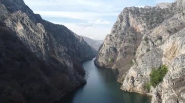 Büyük dağ kanyonu. Mavi su