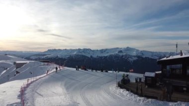 Şafakta kayak merkezinde. Rosa Khutor kayak merkezi. Kafkas Dağları