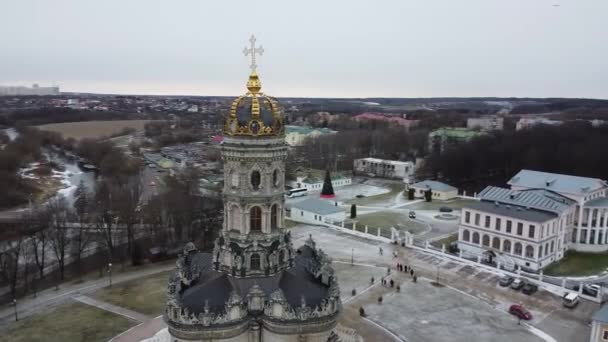 Prachtige Orthodoxe Kerk Russisch Dorp — Stockvideo