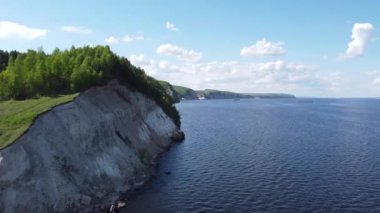 Beyaz kayalık kıyı. Nehrin üzerindeki orman.
