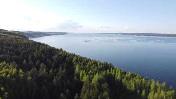 Côte rocheuse blanche. Forêt sur la rivière 