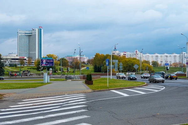 Minsk, Belarus - October, 13, 2019: Autumn cityscape in district Nemiga or Nyamiha in Downtown of Minsk, Belarus — Stock Photo, Image