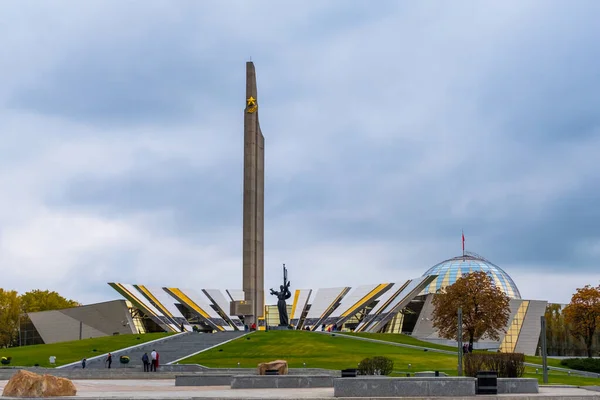 Obelisk Hero City Minsk and Belarusian Great Patriotic War Museum — Stock Photo, Image
