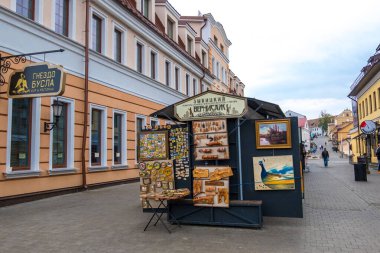 Minsk, Belarus 'un tarihi merkezindeki Yukarı Town' da bir hediyelik eşya dükkanında.