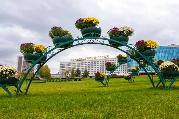 Autumn cityscape along the Winners Avenue or Pobediteley Avenue in district Nemiga or Nyamiha in Minsk, Belarus — Stock Photo, Image