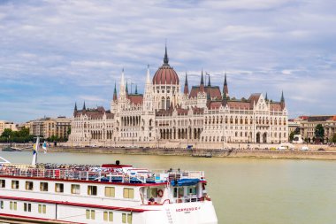 Macaristan 'ın Budapeşte kentindeki Tuna Nehri üzerindeki Macar Parlamentosu tarihi binası