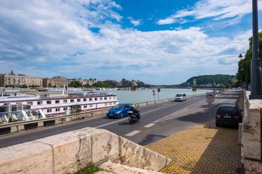 Budapeşte 'nin tarihi bölgesinde Tuna Nehri ve Szechenyi Zinciri Köprüsü' ne bakın.