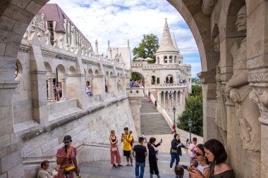 Turistler Macaristan 'ın Budapeşte kentindeki Castle Hill' deki Balıkçı Kalesi veya Halaszbastya 'yı ziyaret ediyorlar.