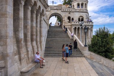 Turistler Macaristan 'ın Budapeşte kentindeki Kale Tepesi' ndeki Balıkçı Kalesi 'ni ziyaret ediyorlar.