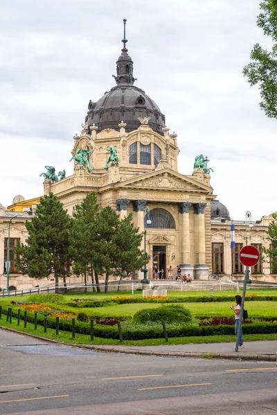 El Szechenyi Furdo los famosos baños termales de Szechenyi en Budapest, Hungría — Foto de Stock