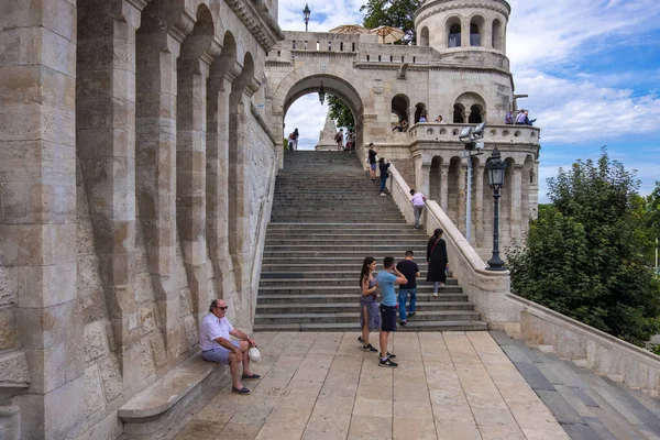 Tourists are visiting the Fisherman's Bastion on the Castle Hill in Budapest, Hungary — Stock Photo, Image