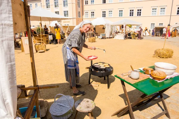 Restaurantes animados, pubs y cafeterías al aire libre en el Old Town Festival en Bautzen — Foto de Stock