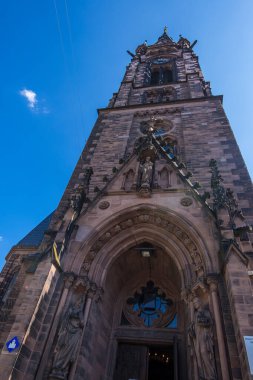 Tarihi Saarbrucken, Saarland, Almanya 'daki eski ünlü St. Johannes Kilisesi manzarası