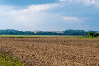  Almanya, Saarland 'da rüzgar türbinleriyle yaz manzarası