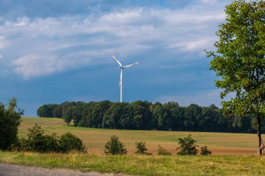  Saarland, Almanya 'da rüzgar türbinli yaz manzarası