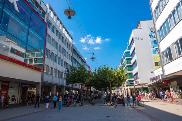 Saarbrucken, Saarland, Almanya 'nın tarihi Saarbrucken kasabasında yaya sokağı alışverişi.