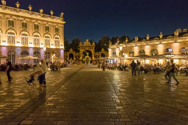 Turisti e locali camminano sulla piazza Stanislas a Nancy, Lorena, Francia — Foto Stock