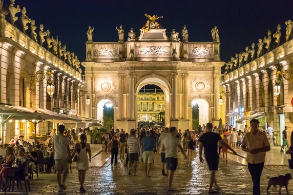 Nancy, Lorraine, Fransa 'daki Stanislas Meydanı' nda turistler ve yerliler yürüyor