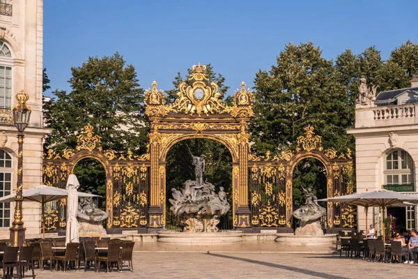 Gouden poort naar het Stanislas plein en de Neptunus fontein in Nancy, Lotharingen, Frankrijk. — Stockfoto