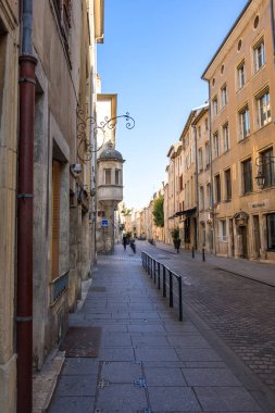 Nancy, Lorraine, Fransa 'nın tarihi merkezinin caddelerinde yürü