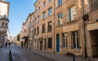 Nancy, Lorraine, Fransa 'nın tarihi merkezinin caddelerinde yürü