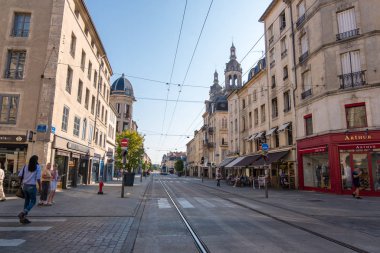 Nancy City, Fransa 'da sabah güneşinde modern tramvayla sokak manzarası