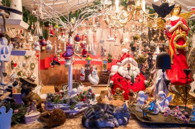 Vilnius 'taki Noel Fuarı' ndaki tezgahlardan birinde çeşitli Noel ağacı süslemeleri ve hediyelik eşyalar var.