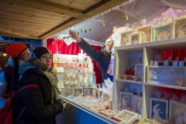 Kadınlar Noel hediyelerini Vilnius 'taki Noel Fuarı' ndaki tezgahlardan birinden seçiyorlar.
