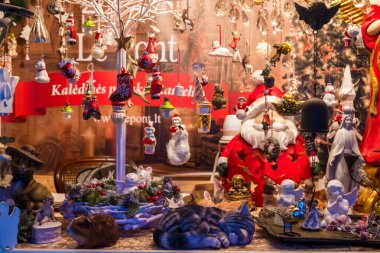 Vilnius 'taki Noel Fuarı' ndaki tezgahlardan birinde çeşitli Noel ağacı süslemeleri ve hediyelik eşyalar var.