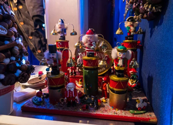 Diverses décorations d'arbres de Noël et souvenirs cadeaux dans l'un des nombreux stands de la Foire de Noël à Vilnius — Photo