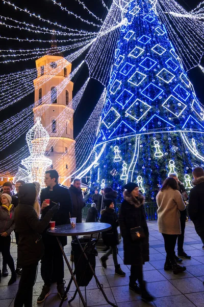 리투아니아 빌뉴스에 있는 대성당 광장에서 장식을 하고 있는 크리스마스 트리와 사람들 — 스톡 사진