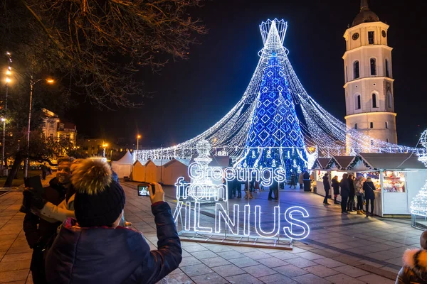 Weihnachtsbaum auf dem Domplatz in Vilnius, Litauen — Stockfoto