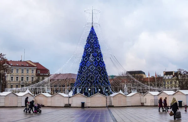 Festliche Stände des Weihnachtsmarktes auf dem Domplatz in Vilnius, Litauen — Stockfoto