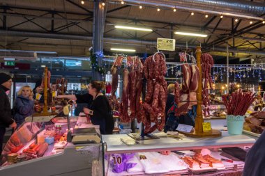 Litvanya, Vilnius 'taki Market Salonu' nun tezgahında çeşitli tütsülenmiş et ve sosisler.