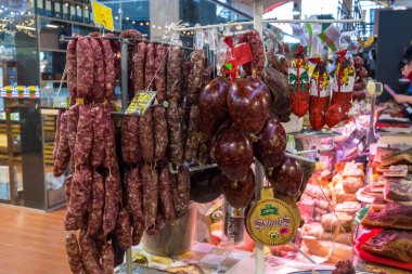 Litvanya, Vilnius 'taki Market Salonu' nun tezgahında çeşitli tütsülenmiş et ve sosisler.
