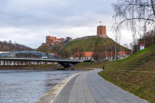 Neris Nehri 'ndeki Mindaugas Köprüsü ve Litvanya' nın Vilnius Eski Kasabası 'ndaki tepedeki Vilnius Kalesi. — Stok fotoğraf