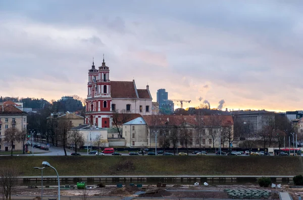 На закате, католическая церковь в Старом городе Вильнюса — стоковое фото