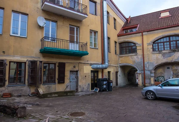 Patio de un antiguo edificio residencial en el centro de la ciudad vieja en Vilna, Lituania — Foto de Stock