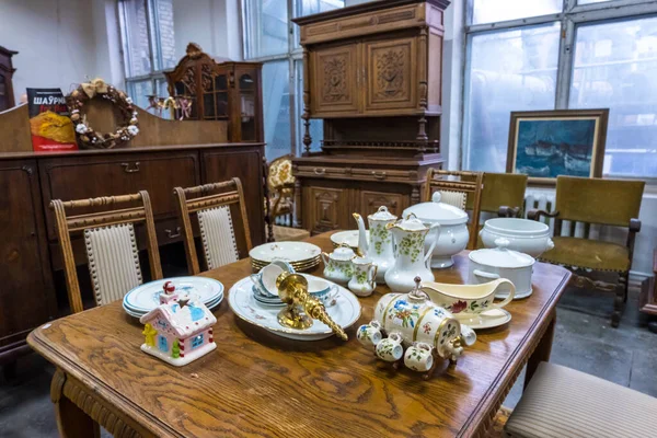 Vintage möbler, rätter och andra på mässan eller loppmarknaden i Minsk, Vitryssland — Stockfoto