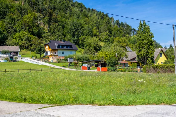 Landschap van Karinthië in Oostenrijk met Alpenheuvels en dal — Stockfoto