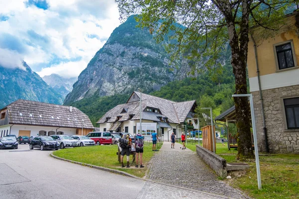 Bovec, Slovenya - 11 Ağustos 2019: Julian Alps 'teki Bovec kasabasında yürüyüşçüler. Slovenya 'da ekstrem sporlar ve aktif eğlence için popüler bir yer