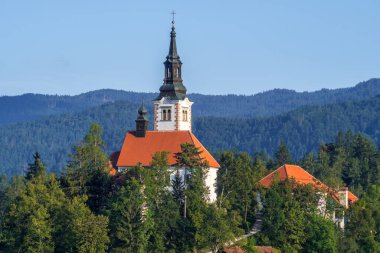 Bled Lake, Julian Alps, Slovenya 'daki küçük bir adada Meryem' in Varsayımına adanmış kilise