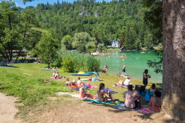 Bled, Slovenya - 10 Ağustos 2019: Slovenya Bled Gölü kıyılarında insanlar dinleniyor