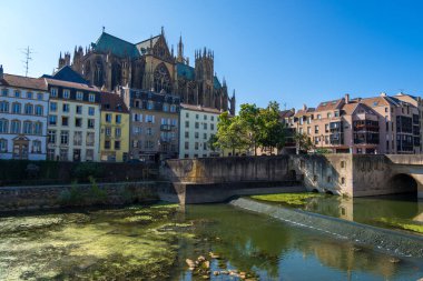 Metz, Fransa - 31 Ağustos 2019: Nehir kenarında eski güzel binalar, arka planda Aziz Stephen Katedrali, Metz, Lorraine, Fransa