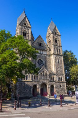 Metz, Fransa - 31 Ağustos 2019: Metz 'deki Protestan kilise tapınağı Neuf, manzara De la Comedie, Lorraine, Fransa
